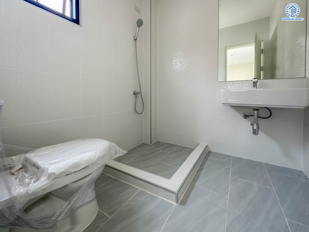 บ้านมือสองตกแต่งใหม่ โครงการ มณธานี บางแค ดีไซน์หรูหรา เนื้อที่กว้าง 63.90 ตร.ว. ฟังก์ชัน 3 ห้องนอน 3 ห้องน้ำ 2 ที่จอดรถ ฟังก์ชันครบตอบทุกไลฟ์สไตล์ บนทำเลศักยภาพ เชื่อมต่อถนนกาญจนาภิเษก ใกล้เดอะมอลล์บางแค ใกล้รถไฟฟ้าสายสีน้ำเงิน "สถานีหลักสอง" และจุดขึ้นทางด่วน "กาญจนาภิเษก"